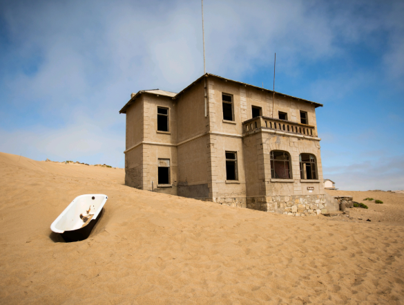 非洲沙漠深处,隐藏着一个"幽灵鬼镇",到处都是豪宅却无人居住