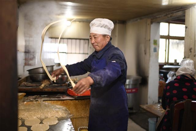 河南大叔開飯店38年一天熬三鍋牛肉湯沒用過一兩凍牛肉