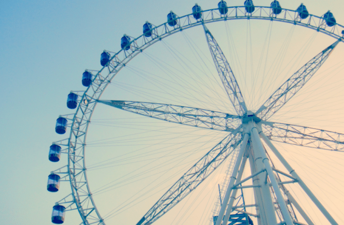 印度摩天轮来了,这速度是在玩蹦极吧?网友:印度人不会吐吗?