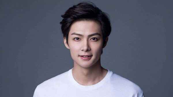 张铭恩身穿红蓝条纹高领打底,宽松有型,小小斜挎包挎在身前,提高时尚