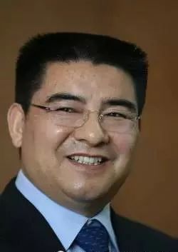 男人的额角如果生得又高又方平,对于社会情形,非常通达,是一种实干的