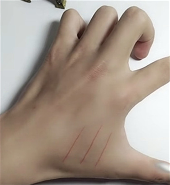 美术生为了请假,在手上画"伤口",本以为要被揭穿,看到最后:好吧信你了