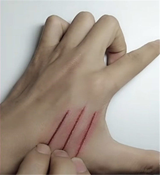 美术生为了请假,在手上画"伤口",本以为要被揭穿,看到最后:好吧信你了