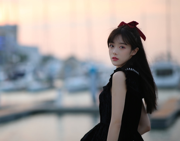 小钰晒超美自拍,和山川湖泊比毫不逊色,网友:宋义进怎么追到的