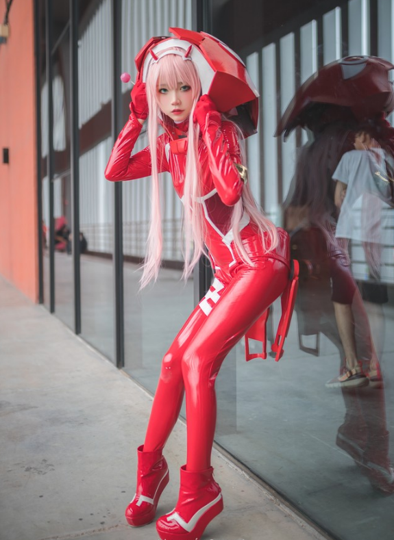 小萝莉cos零二,当她蹲下的那一刻,网友:未成年请闭眼!