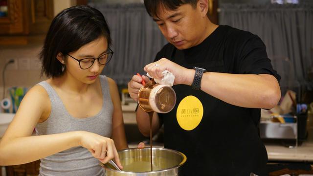 孙莉晒女儿做牛角面包被一扫而光 多多穿白色露肩装尽显熟女范儿 腾讯新闻