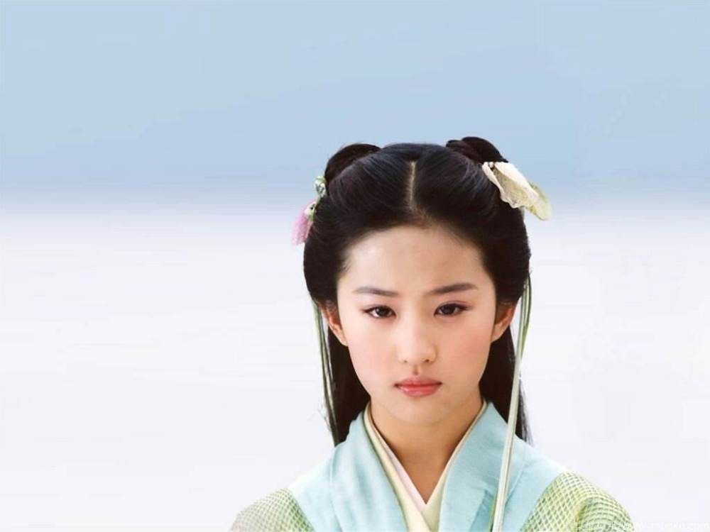 《花木兰》最新海报曝光，刘亦菲战场上眼神迷离像没睡醒