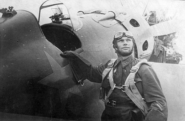 苏联王牌飞行员被俘后,窃取到德军重要机密,回国却直接被枪毙