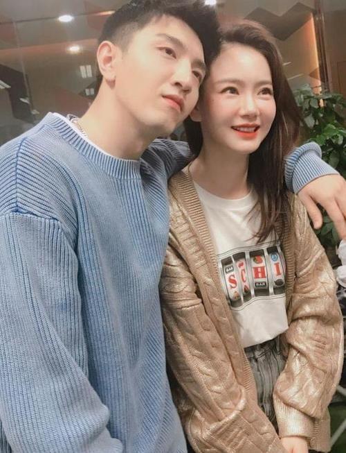 戚薇被金瀚单手扛起,这身材也太好了