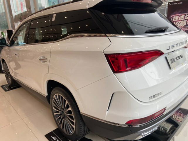 虽然是以性价比著称的车型,但捷途x95在外观方面并没有很廉价的感觉