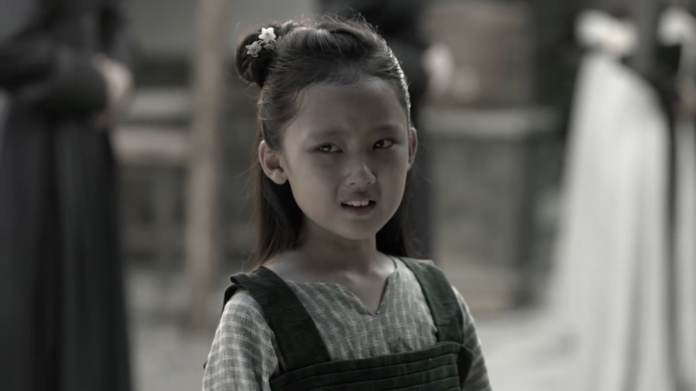 小时候的范闲会给这个黄毛小丫头讲白雪公主的故事,后来范若若回了