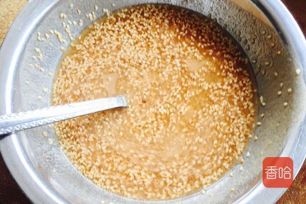 把香麻鸡粉和芝麻酱,麻油,味精调和好