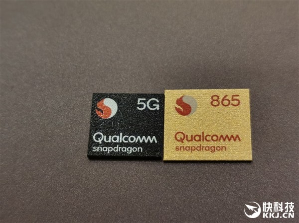 快科技在现场实拍了骁龙865,骁龙765/765g芯片,二者有明显不同:骁龙