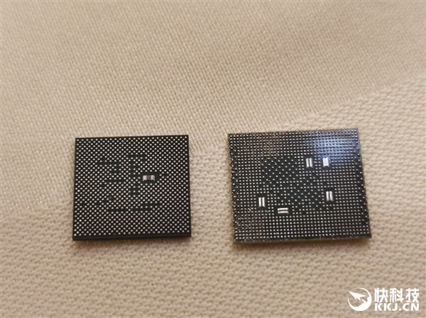 快科技在现场实拍了骁龙865,骁龙765/765g芯片,二者有明显不同:骁龙