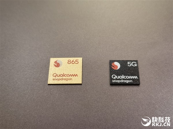 快科技在现场实拍了骁龙865,骁龙765/765g芯片,二者有明显不同:骁龙