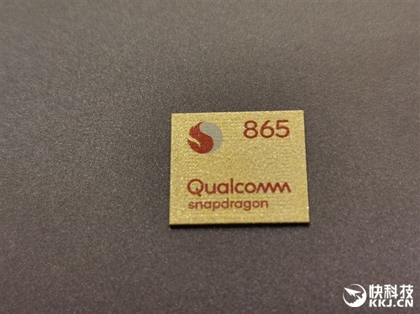快科技在现场实拍了骁龙865,骁龙765/765g芯片,二者有明显不同:骁龙