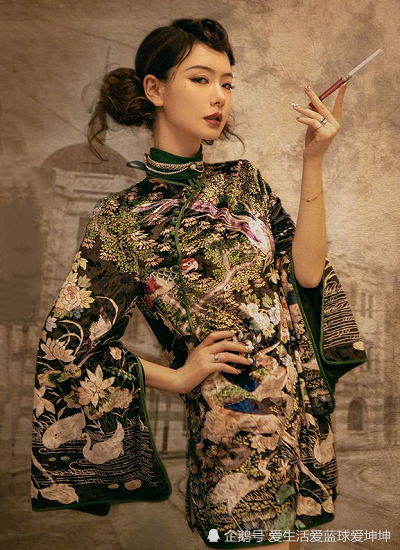 戚薇cos军阀太太,有谁注意她手的位置?网友:不愧是戚哥!