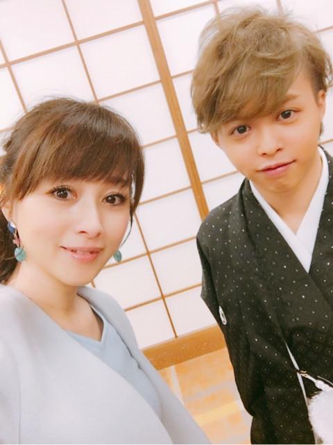 日女星奇葩行为遭批被扒带儿子住情侣酒店50岁冻龄母子似姐弟