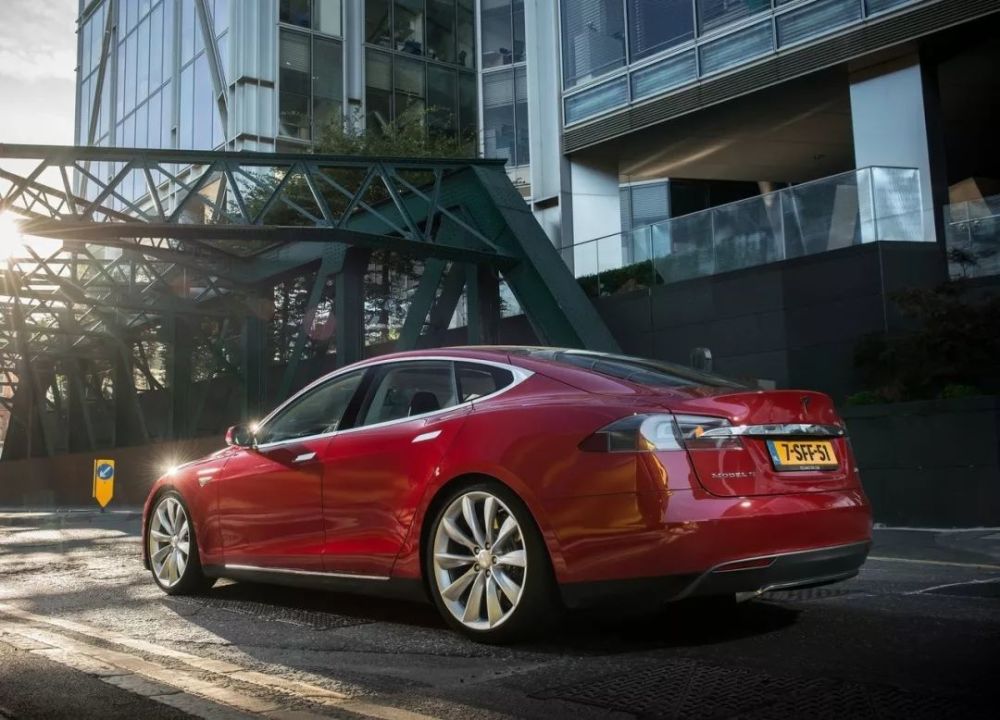 地球首辆特斯拉跑百万公里破吉尼斯纪录 车主 谁说电动车就不耐用 腾讯新闻