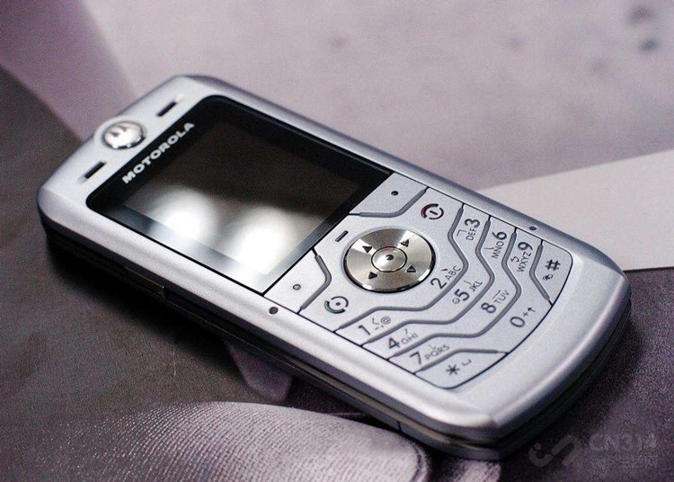 一抹亮骚的超薄直板摩托罗拉slvrl系列你用过吗