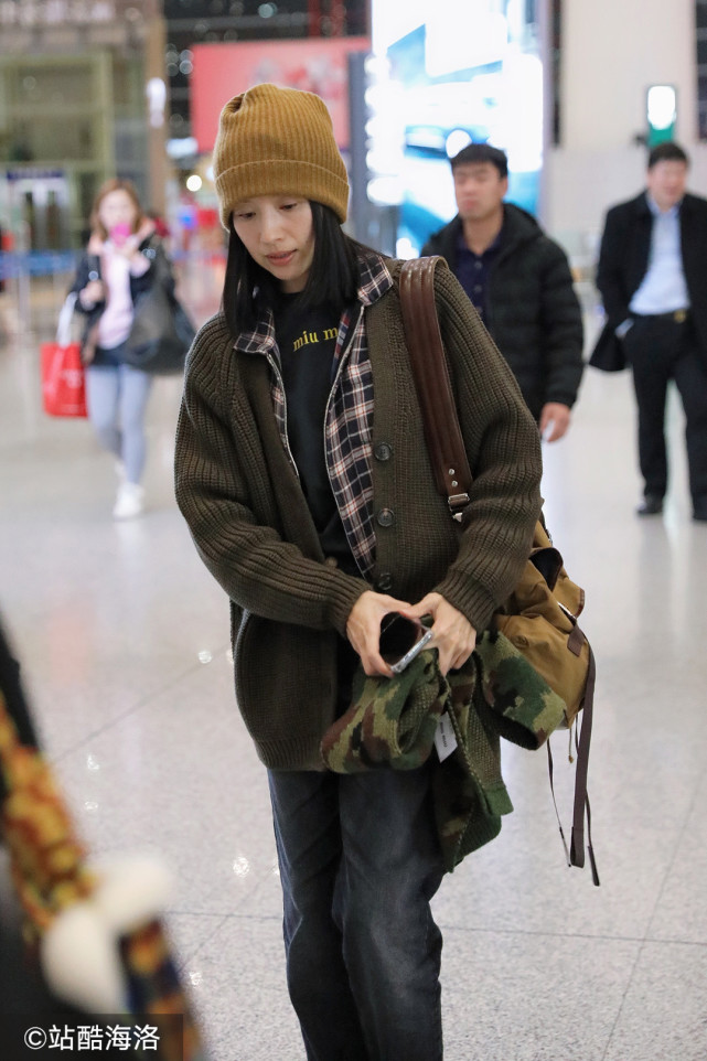 董洁一路挎双肩包低头大步阔走,似有心事懒理镜头.