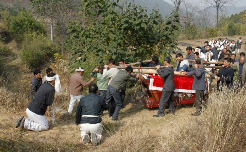 农村火葬土葬成问题现要出三个新规定办白事要注意了