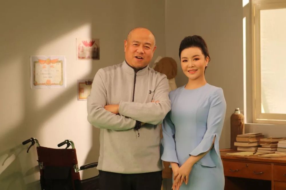 演唱者陈小艺和导演郑浩 12月3日,陈小艺在京拍摄音乐电视,与中央电视