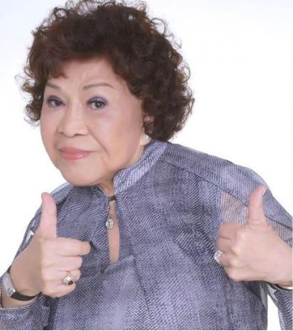 82岁周游近照曝光小10岁丈夫曾出轨闺蜜今深情亲吻他宣誓主权