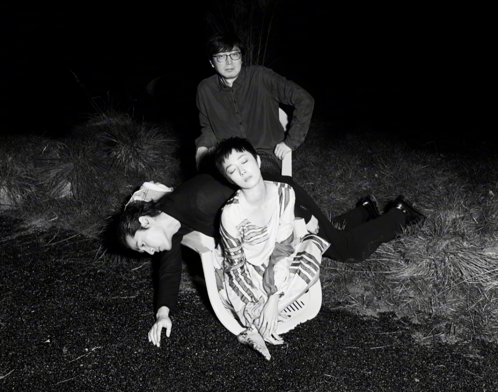 胡歌和桂纶镁的黑白合照,看到两人与众不同的拍照风格,太酷了