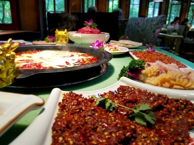 重庆山城小龙女火锅:满屏都是麻辣鲜香!