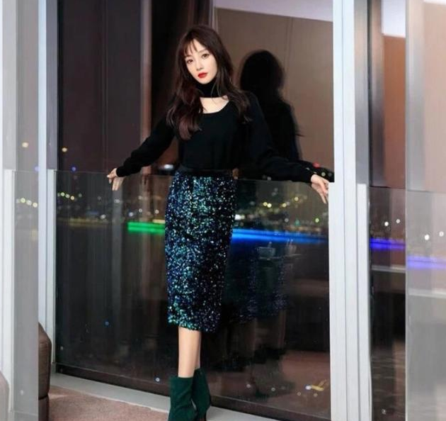 李小璐最新写真,超短裙配长靴大秀好身材,眼神无辜神似"无知少女"