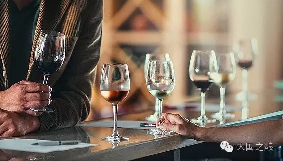 据说鉴别葡萄酒真假,用卫生纸就可以了?