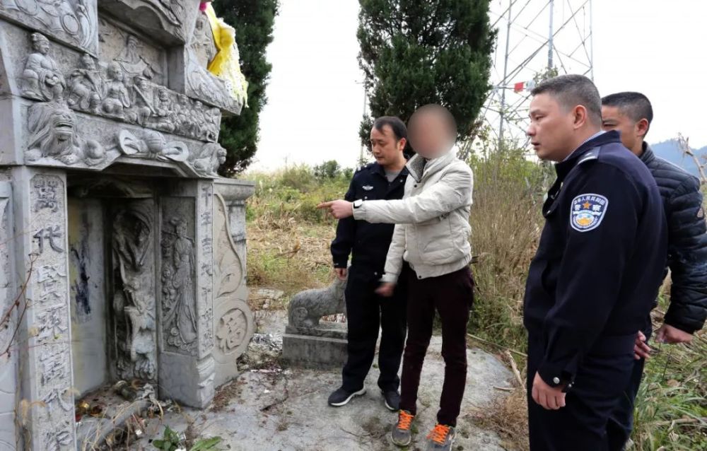 湖南“网红”直播污损坟墓 遭网友微信举报被拘5天(图)