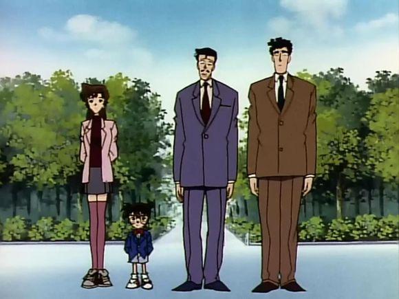 从图上能看出来小兰的身高大概有柯南的两个半,如果按矮小的132厘米算