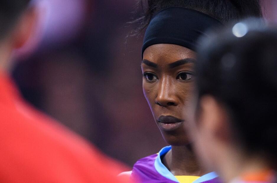 王艺竹与天津女排主力打配合 陈友泉:胡克尔上场进攻效率不高