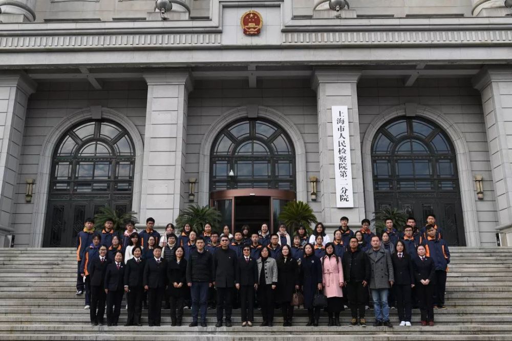 法治副校长将宪法带进校园