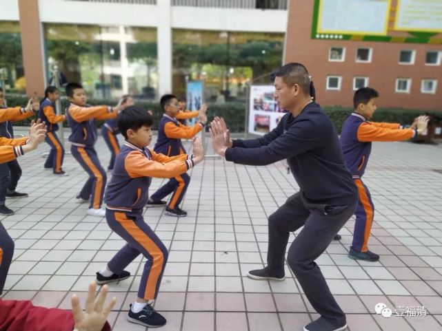 "昨天,小编在福清市滨江小学看到,宗鹤拳第五代传人方长灿正在指导
