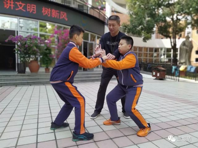 陈子亦是滨江小学五年级的学生,他告诉小编,一接触宗鹤拳他就喜欢上了