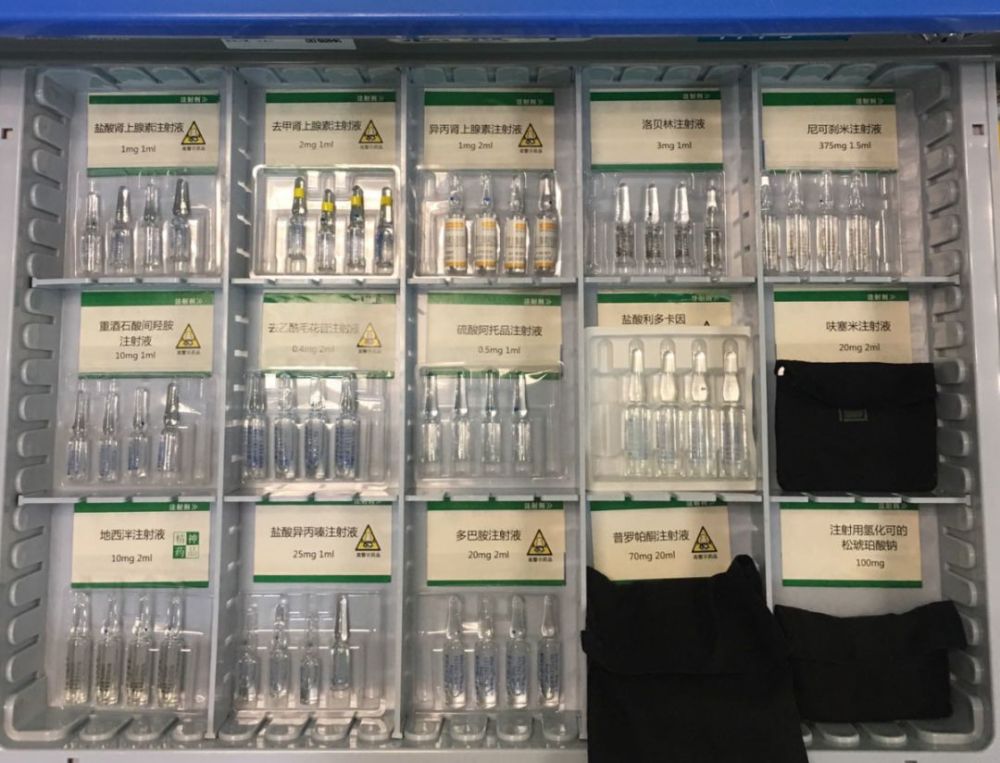 下图是我院急救车药品的摆放