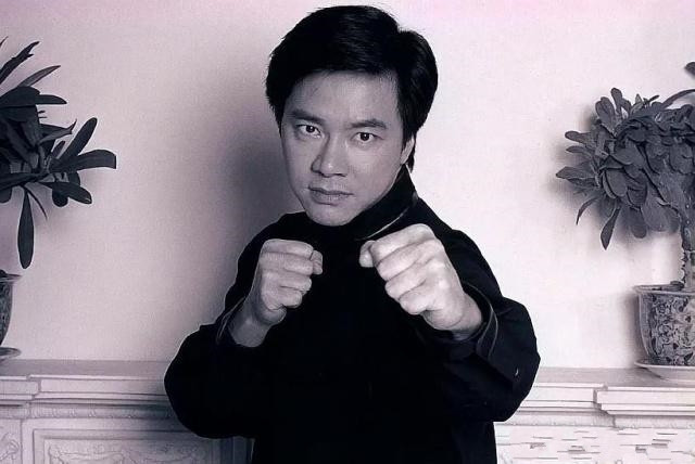 并拜神仙(余袁稳)和小侯(侯耀宗)为师,开启了武行生涯,一步步从龙虎武