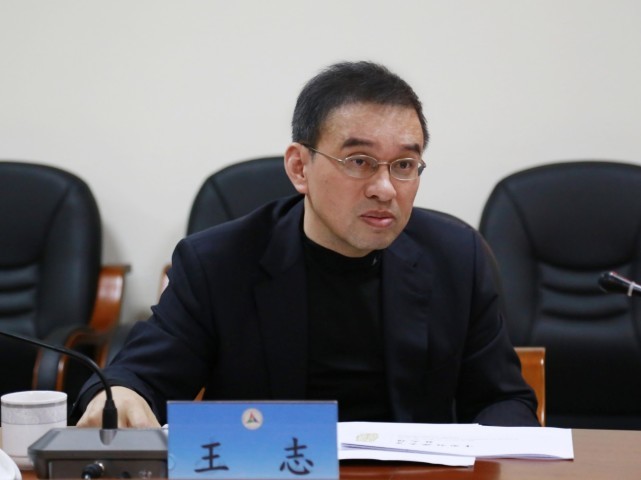 央视主持人朱迅老公曝光,曾是央视名嘴,近照头发稀少已谢顶