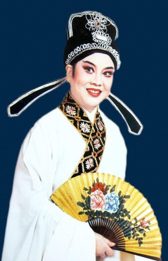 孔皓是河南人,姥姥王希玲师从豫剧大师常香玉,被誉为"中原第一小生".