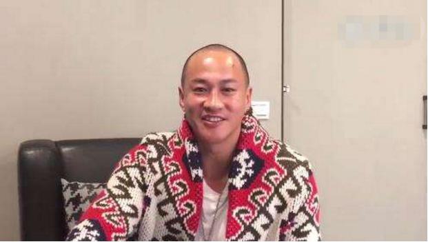 何润东近照曝出,婚后彻底放飞自我,光头发福让人一言难尽