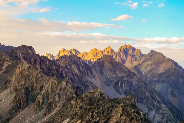 头枕角峰脚抵刃脊海拔4400米山坳露营体验人生极度酸爽