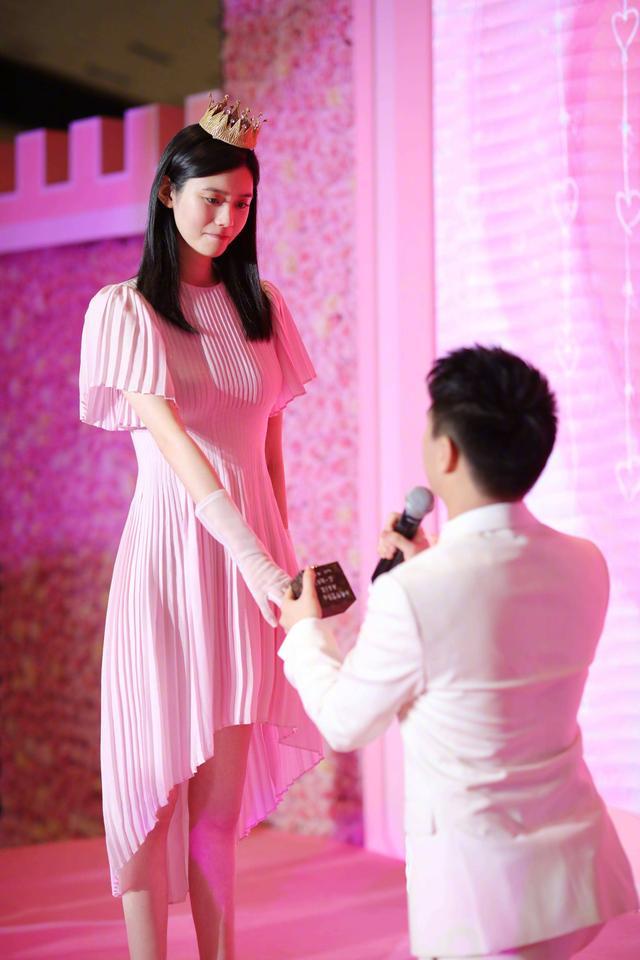 何猷君|17岁开始泡妞，7年连换6位女友，何猷君的风流不输父亲何鸿燊
