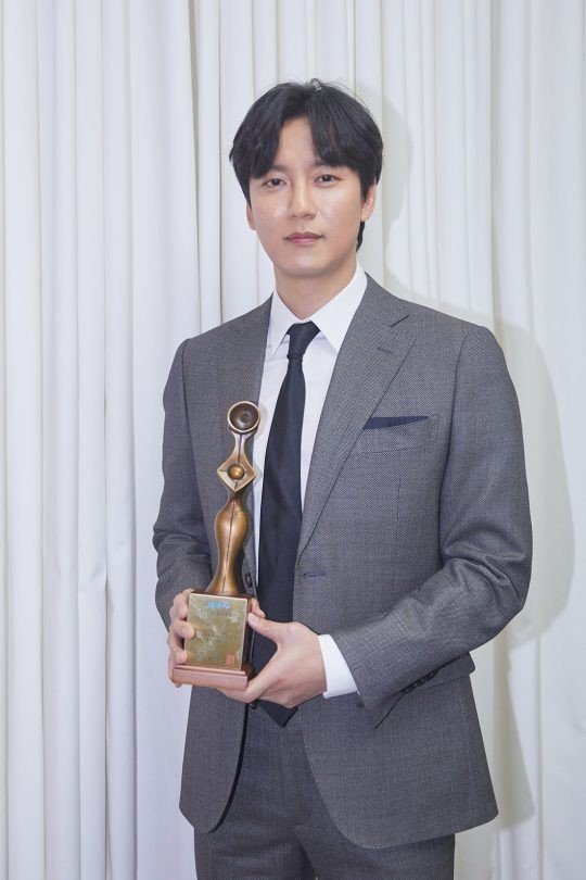 金南佶今年狂揽7个大奖,做好事却不为人所知,好感度高是有理由的!