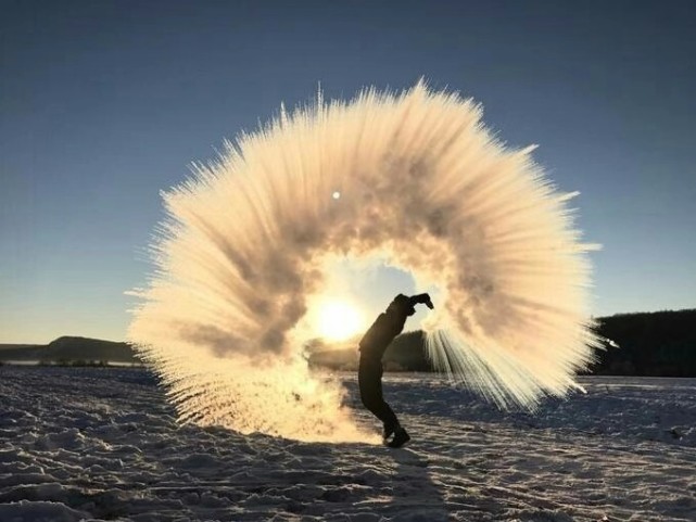 东北室外矿泉水瓶一摇就结冰肥皂泡10秒变水晶球这是有多冷啊