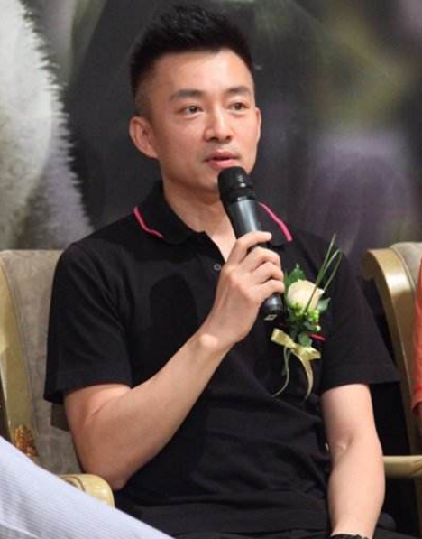 他曾是央視最帥男主持,被傳同性戀從央視辭職,今50歲成霸道總裁_騰訊