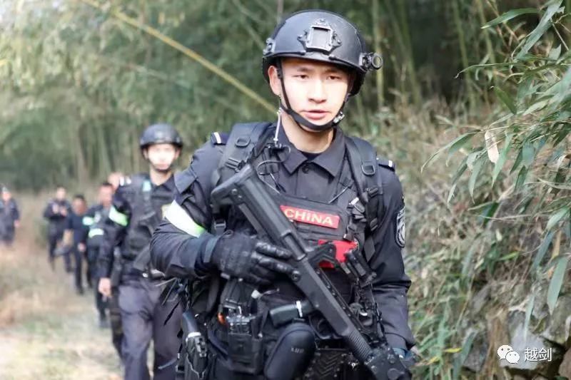 省廳巡特警總隊長沈秋偉帶隊行進負重越野路線負重越野 山地搜索