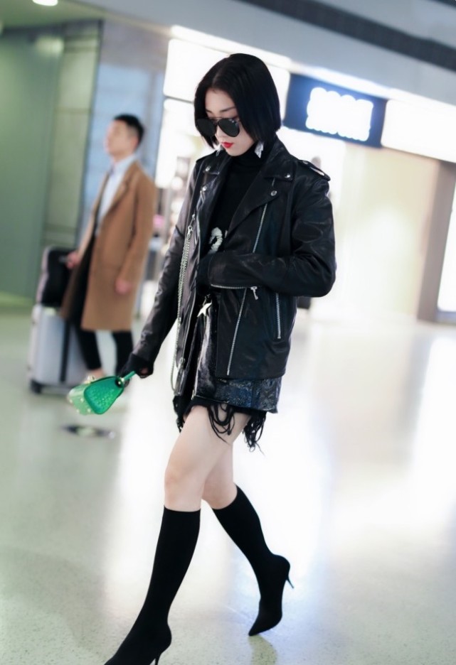 yamy的脚上穿了一双黑色的高跟鞋,不过高跟鞋的样式也是无痕紧身的呢